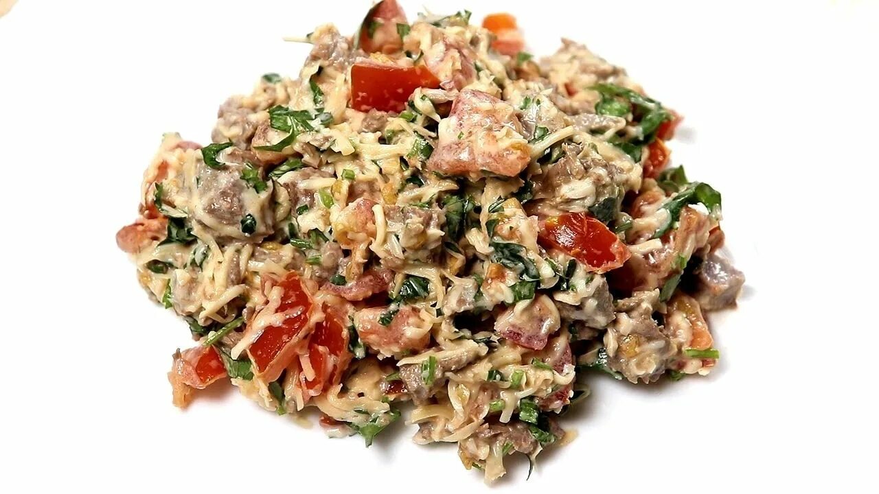 Салат с крабовыми палочками и помидорами. Салат с помидорами и сыром. Салат ветчина сыр помидоры. Салат гусарский вид сверху. Салат с помидорой и сыром.
