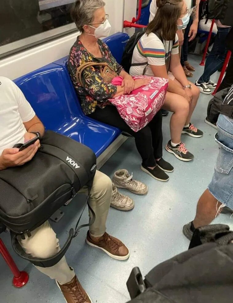 Люди в метро. Странные пассажиры в метро. Пассажиры метро.