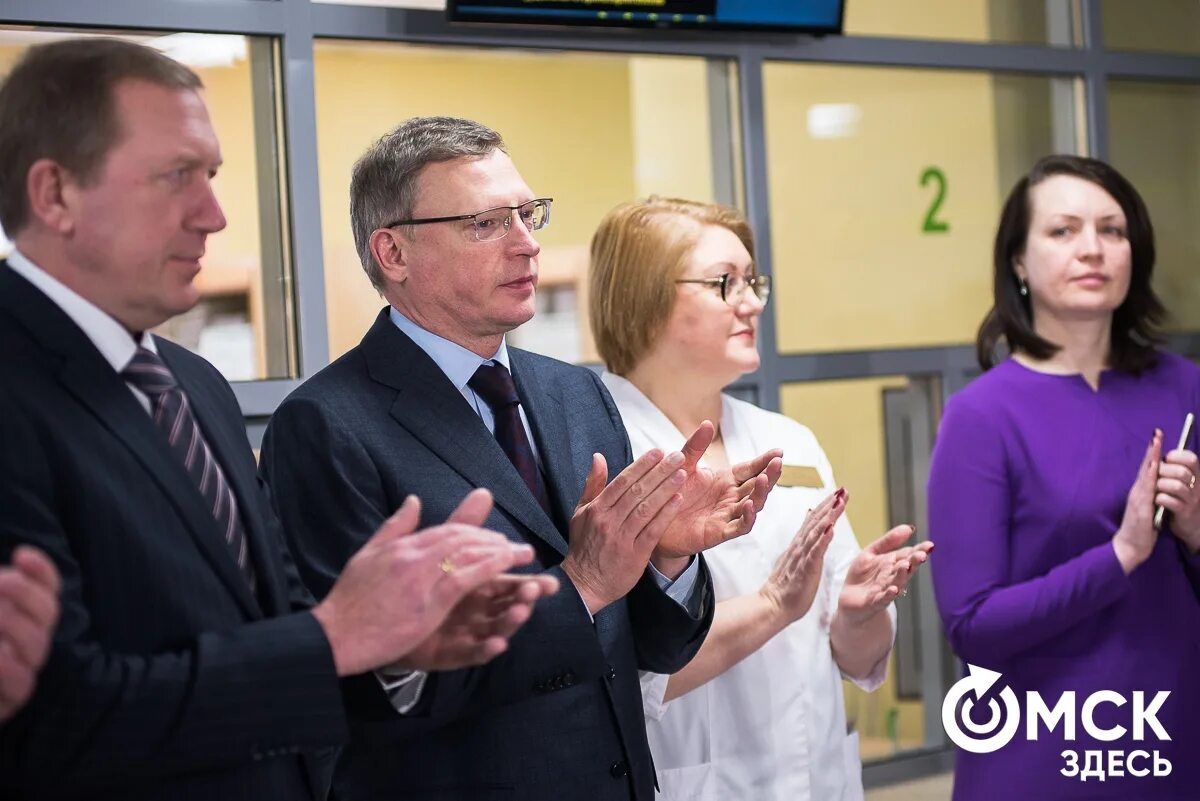 Очередь в детской поликлинике. Люди сидят в очереди в поликлинике. Очередь в больнице. Тунакова 64 казань нарколог. Очередь в омской больнице.
