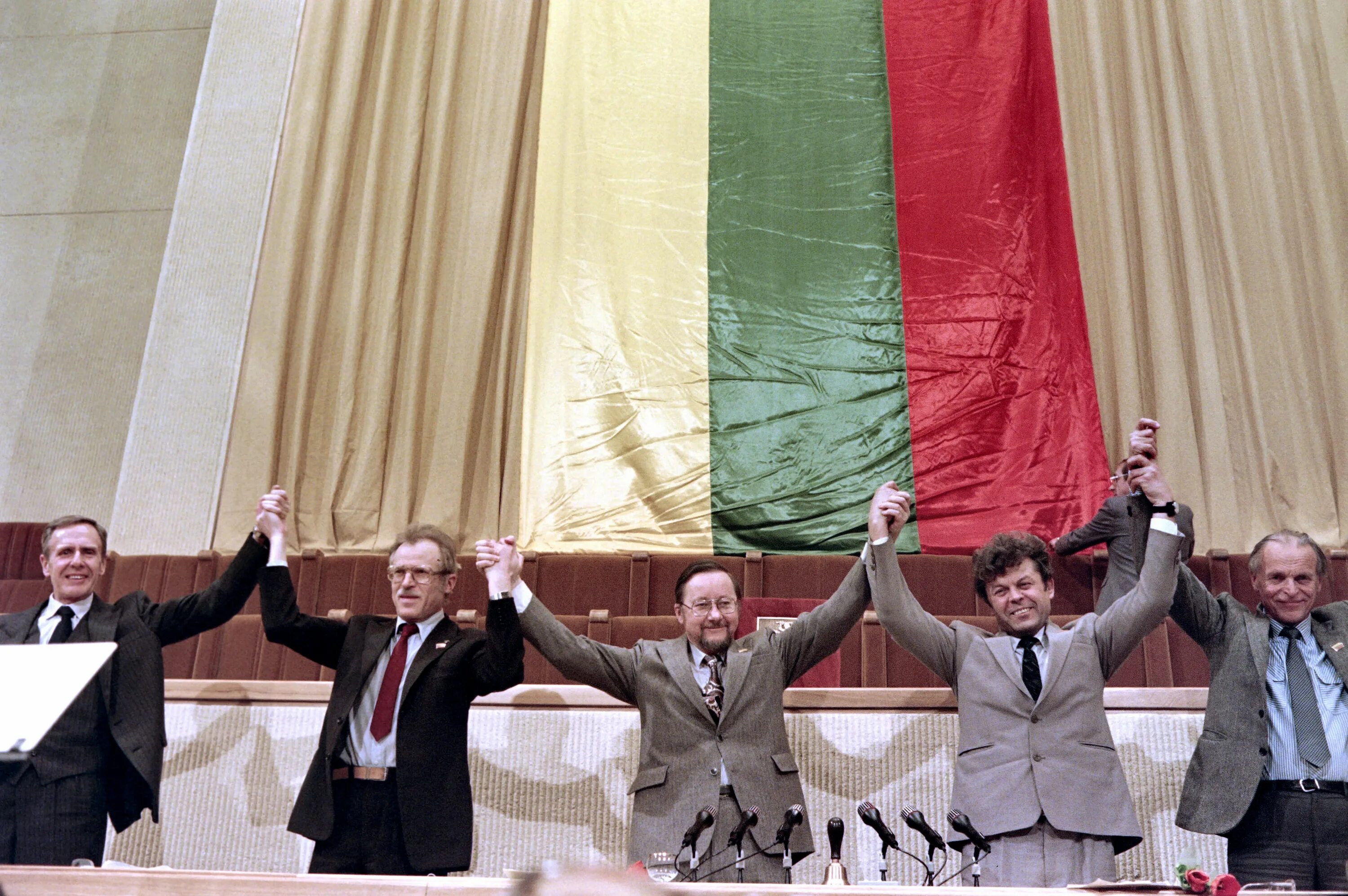 Провозглашение суверенитета республики. Литва независимость 1990. Провозглашение независимости Литвы. Верховный совет Литвы.