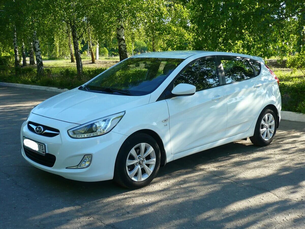 Hyundai Solaris 2013 хэтчбек. Хендай Солярис 2013 белый. Хендай Солярис 2013 хэтчбек белый. Хендай Солярис хэтчбек белый. Солярис хэтчбек 1.6