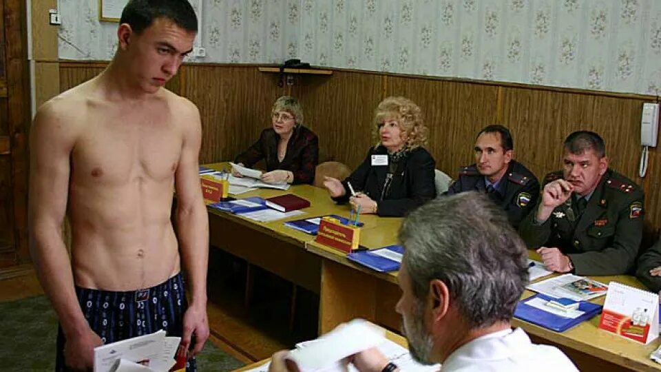 Призывники в военкомате. Медосмотр призывников. Призывники на медкомиссии. Призывник на призывной комиссии. Призывники.