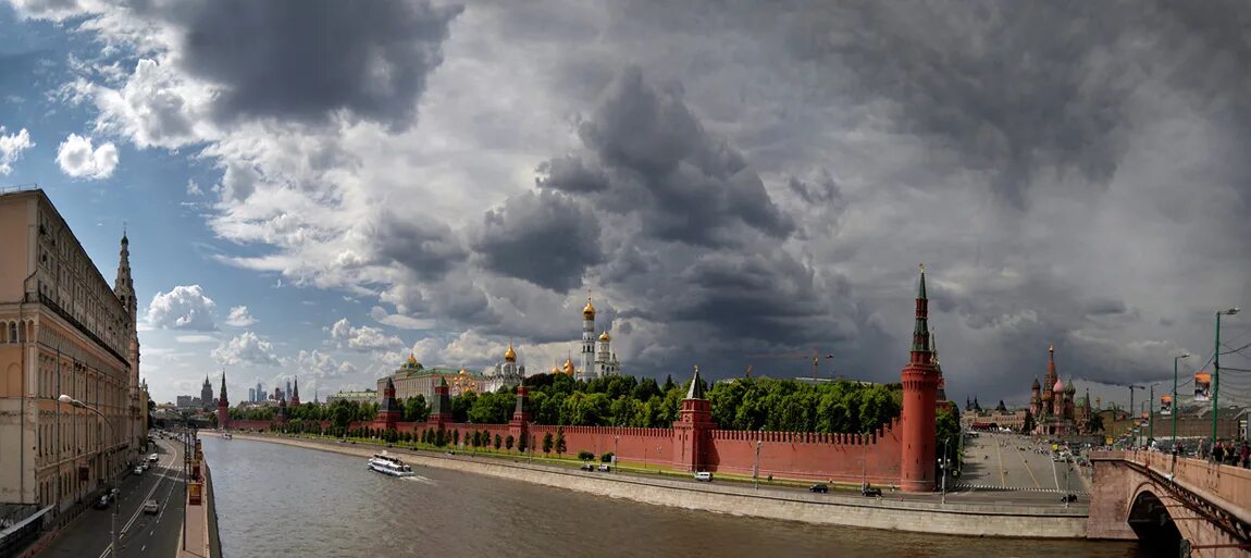 Утро красит ярким светом стены древнего кремля. Стены древнего Кремля. Кремль тучи. Тучи над Кремлем. Утро стены древнего Кремля.