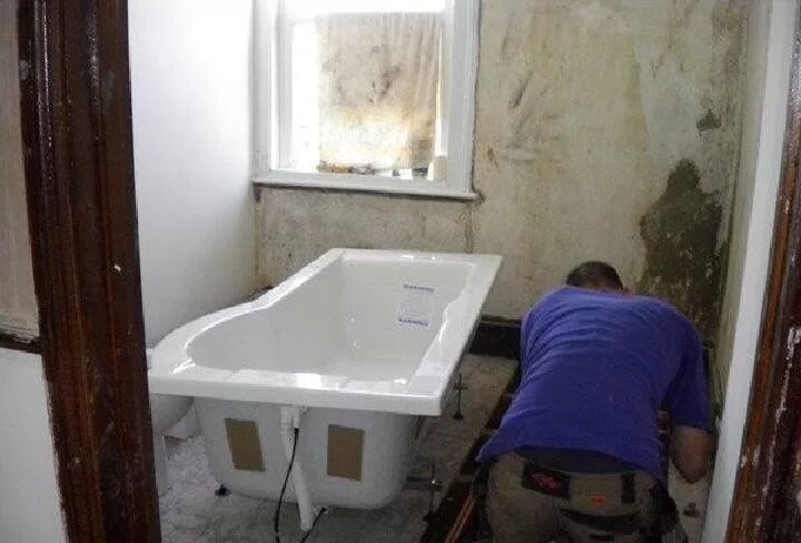 Установка ванны. Duncan plumbing. Установка ванны мастер. Демонтаж чугунной ванны. Сантехника.