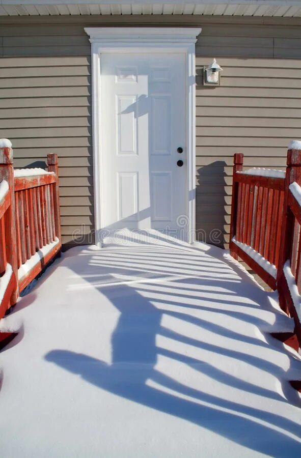 Снег у крыльца как. Винтер хоум. Заснеженное крыльцо. Крыльцо зимой. Снег у крыльца как.