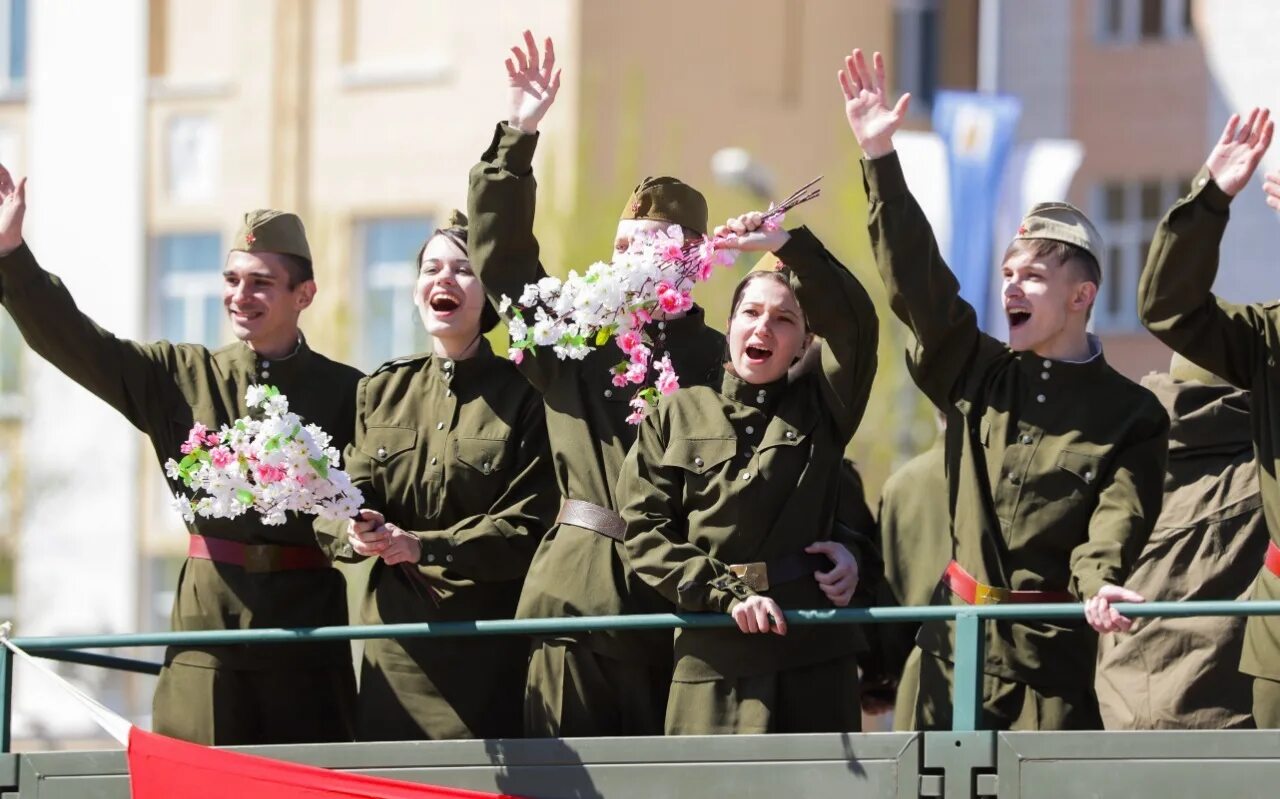 9 мая люди. Ветераны поют. Солдат с гармошкой. Военный с гармошкой. Песня день победы.