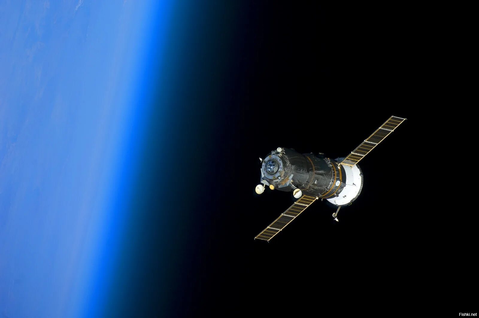 Искусственный спутник земли на небе. Орбитальная станция Вояджер. Космические аппараты. Спутник в космосе. Спутник космический аппарат.