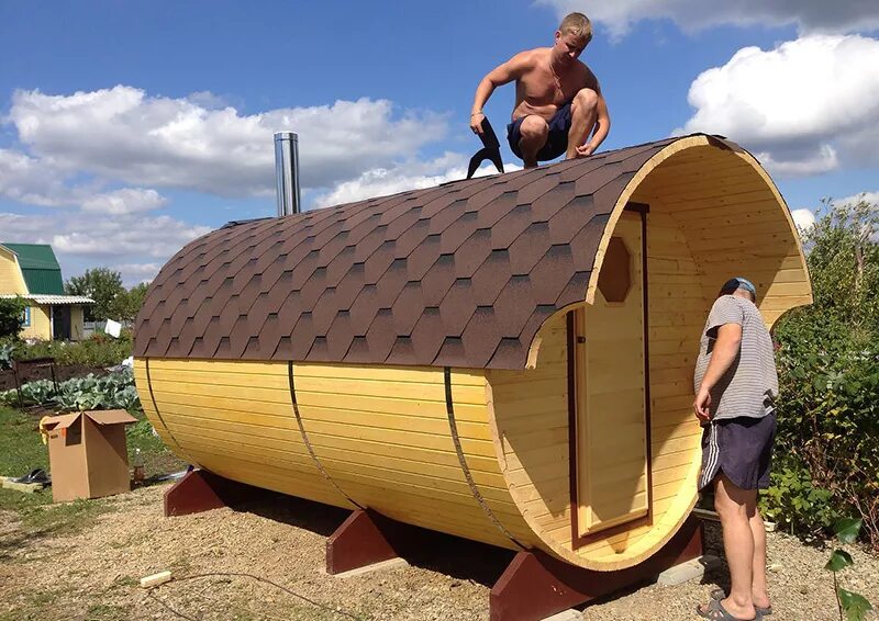 Сборка бани на участке. Баня бочка. Кровля на баню бочку. Баня бочка на участке. Баня бочка с крышей.