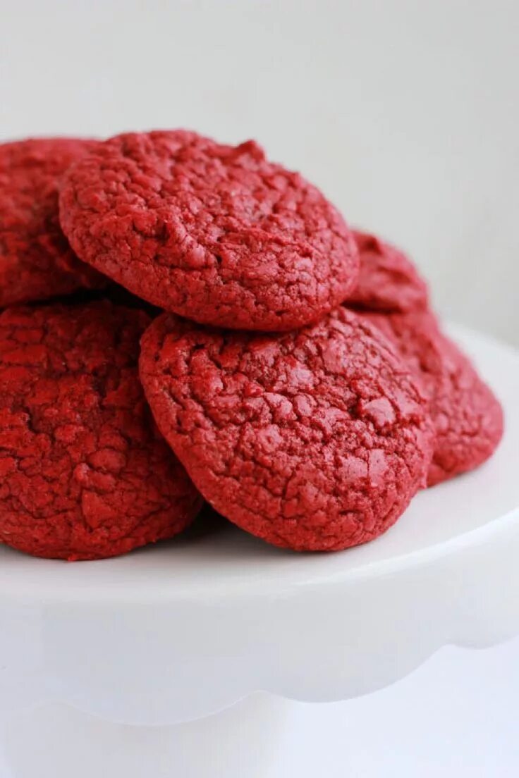 Red cookies. Печенье кукис ред вельвет. Красное печенье. Красные печеньки. Красное бархатное печенье.