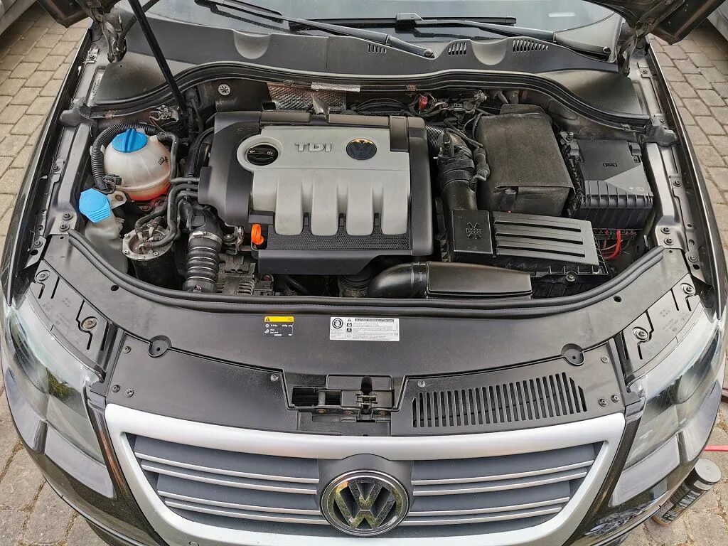 Vw b6 2.0. Двигатель Фольксваген Пассат б6. Passat b6 2.0 подкапотка. Volkswagen Passat b6 под капотом. Моторный отсек Фольксваген Пассат б6.