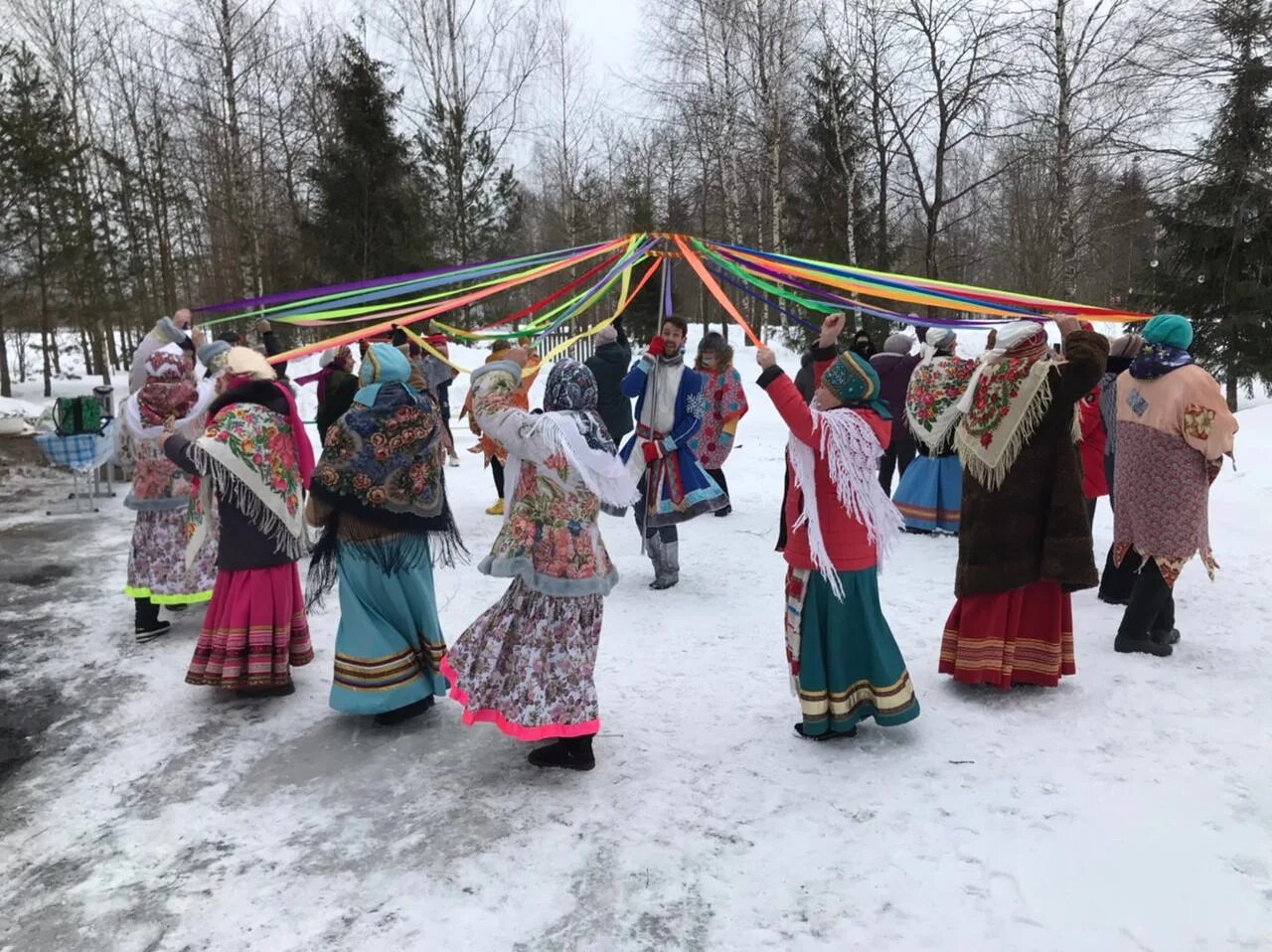 Весело отметили масленицу. Масленица хоровод. Масленица хоровод вокруг чучела. Русский хоровод на Масленицу. Хоровод вокруг Масленицы.