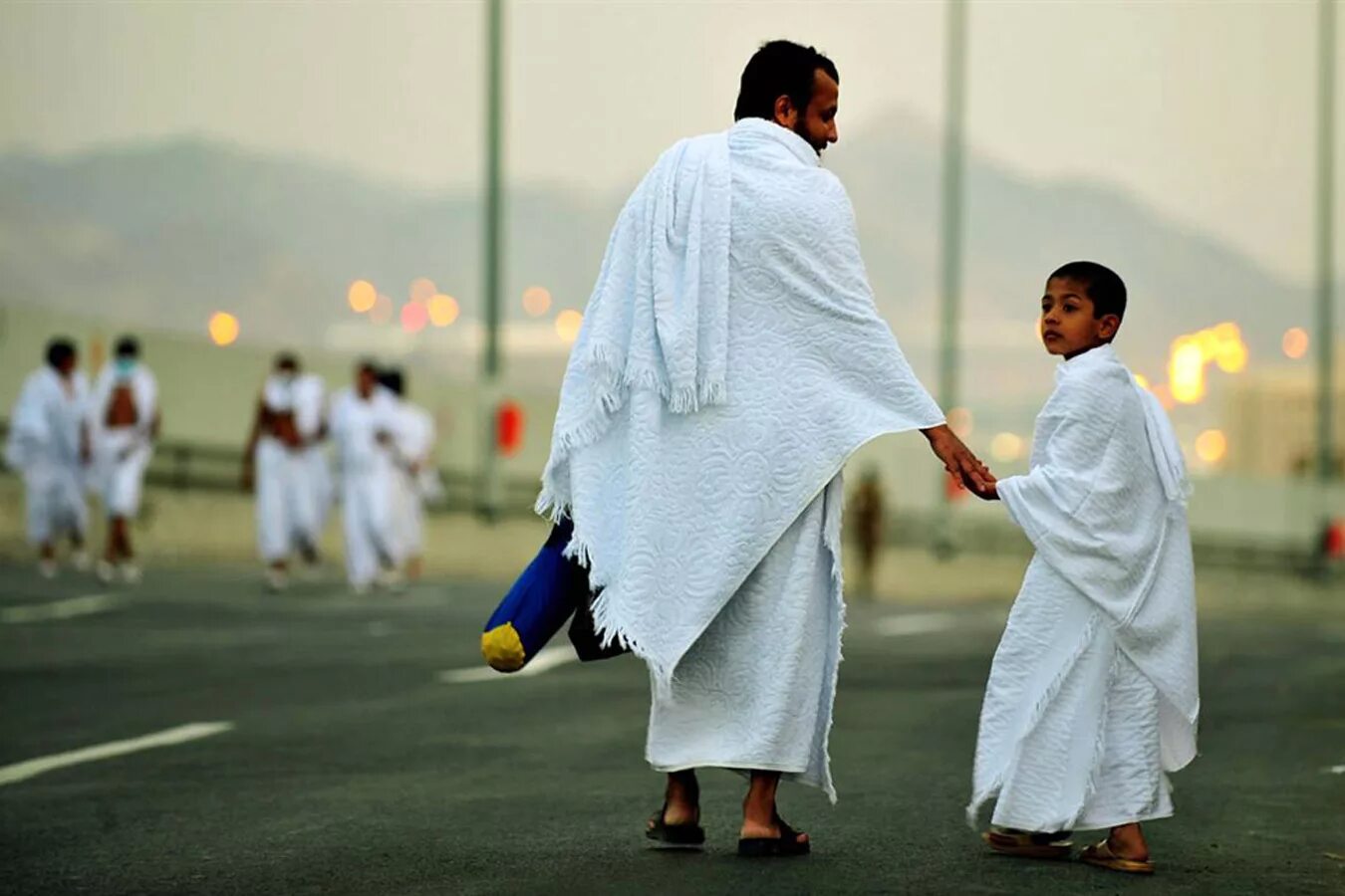 Паломник в белой одежде. Хадж паломники. Ihram. How to wear ehram during umrah. Одежда для хаджа.