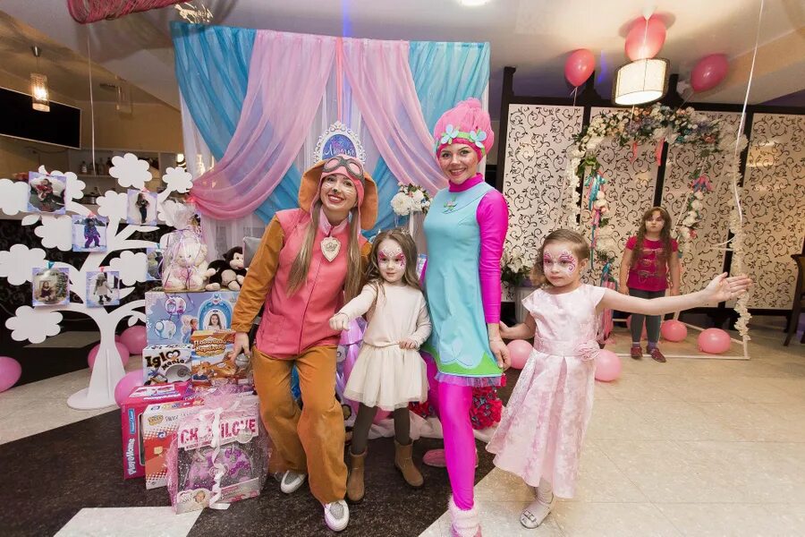 Детский лофт для праздников. Помещение для проведения праздников. Детские праздники студии. Помещение для детского дня рождения. Комната для празднования дня рождения.