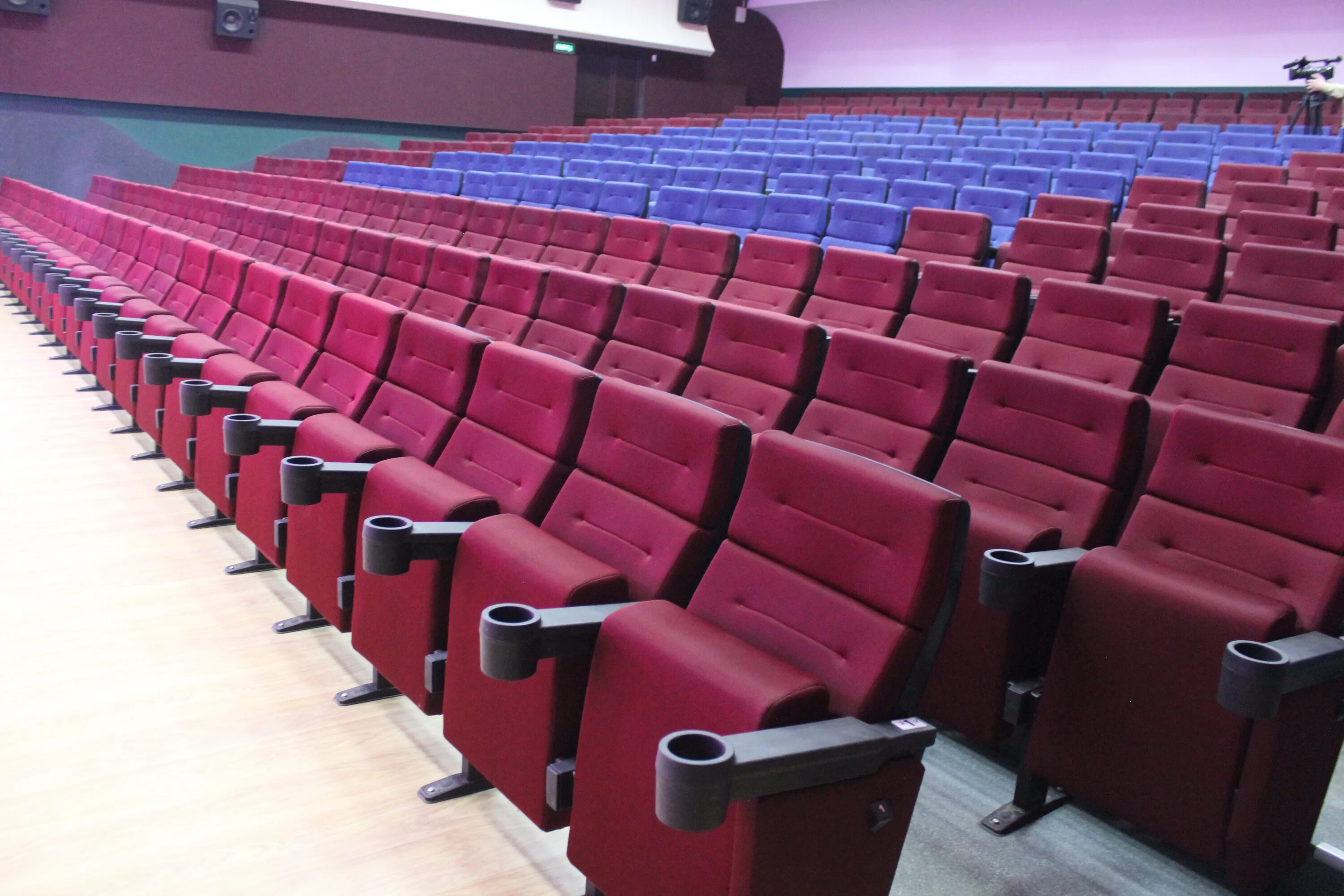 Петропавловск-камчатский 1968 год кинотеатр родина. Петропавловск-камчатский шамса кинотеатр. Кинотеатр камчатка петропавловскикамчатский. Здание кинотеатра камчатка. Киноцентр камчатка.