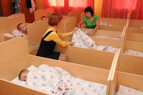садик спать. воспитатель детского сада. укладываю детей в детском саду. ребенок идет в детский сад. воспитатель укладывает детей.