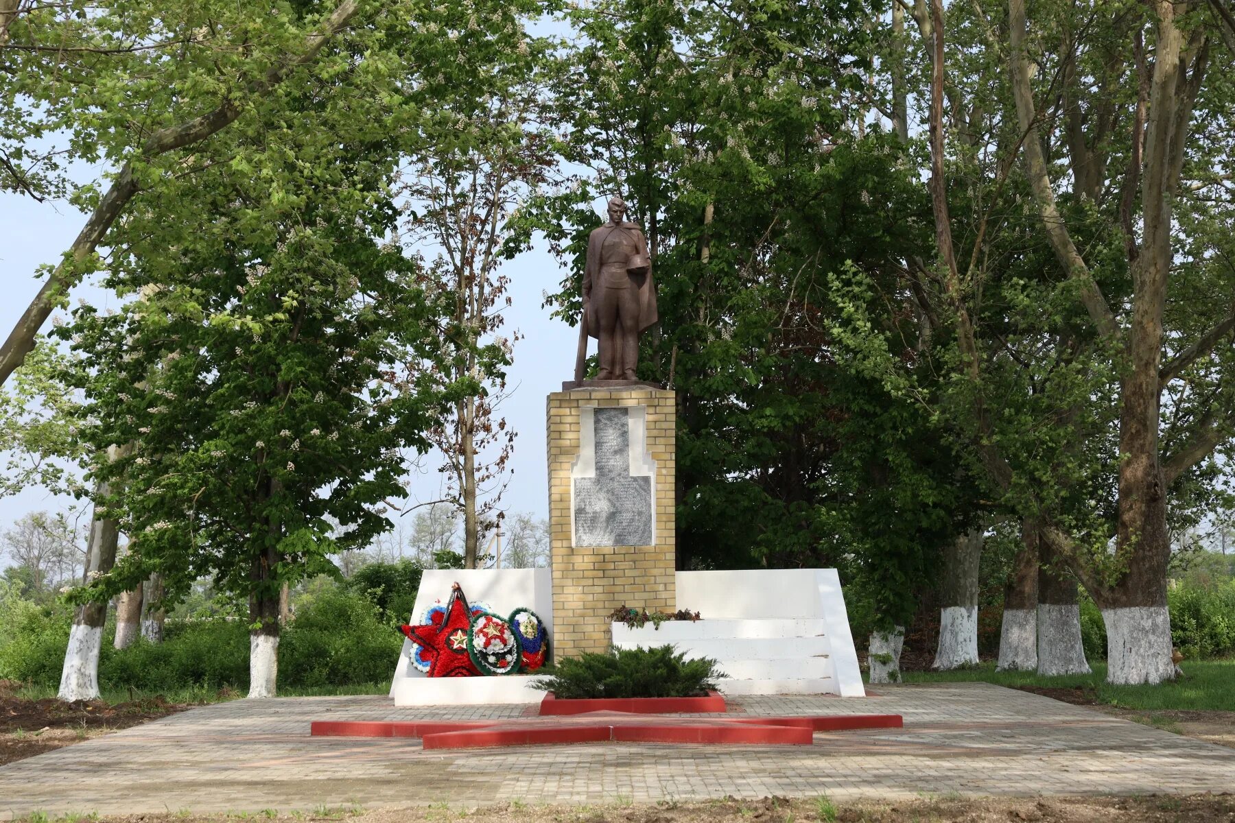 Брюховецкая памятник. Памятники неизвестному солдату в брюховецком районе. Брюховецкая село свободное. Село свободное брюховецкого. Село свободное донецкая область.