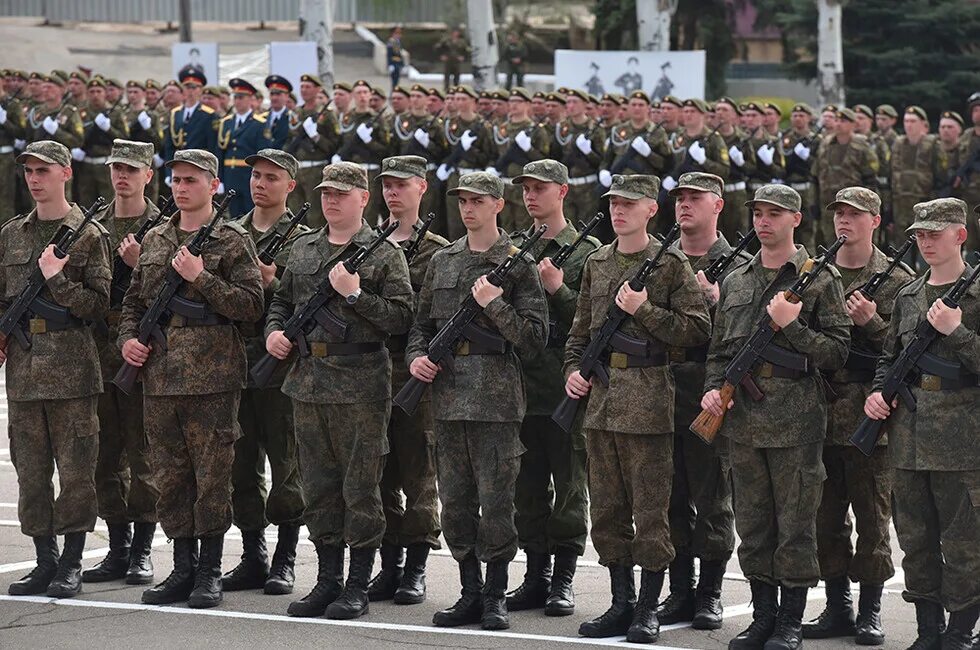 Солдаты днр 2024 с флагами. Войска днр. Военное училище донецк. Строй солдат. Солдаты днр.