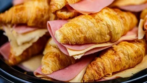 Круассаны с сыром и ветчиной из слоеного