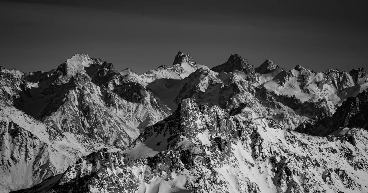 Горы панорама чёрные белые. Эльбрус черно. Эльбрус. Гора эльбрус. Эльбрус.