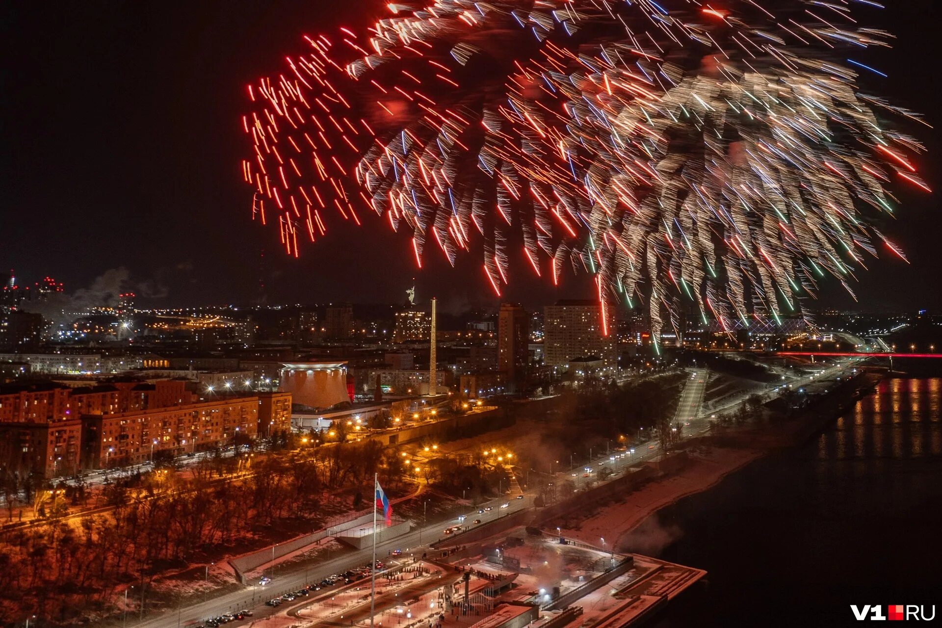 02. праздничный фейерверк. салют в честь 23 февраля москва. салют 9 мая екатеринбург. салют хабаровск 23.