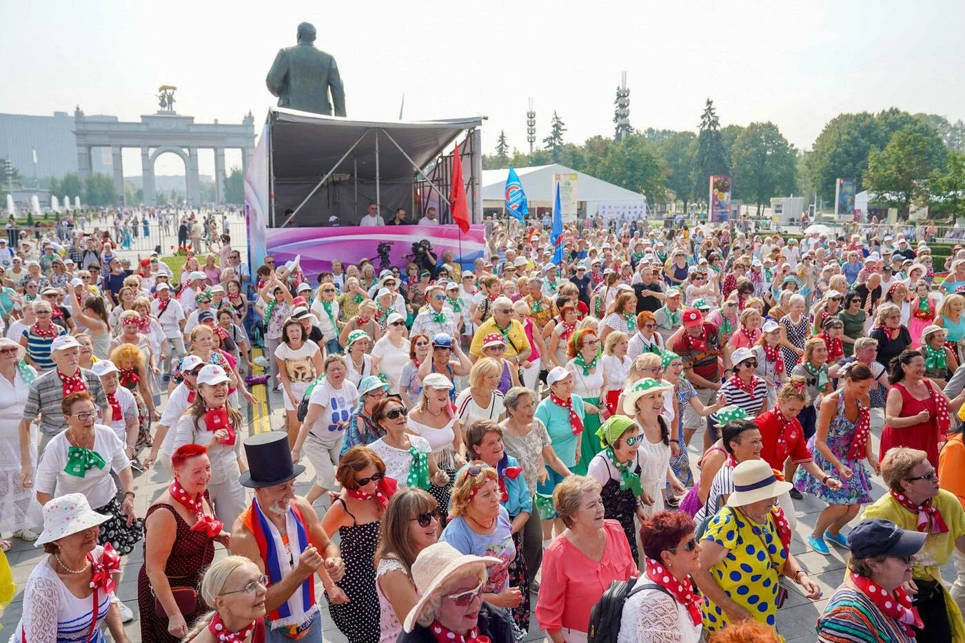 Долголетие вднх. Фестиваль Московское долголетие. Танцы на ВДНХ. Самый массовый фестиваль в Москве. Первый Московский Международный фестиваль пенсионеров.