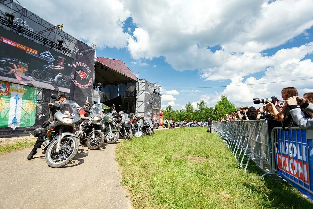 Bike weekend. Хост байк фест. Байк Fest ночные волки. Фестиваль байкеров. Фестиваль байкеров Северный склон.