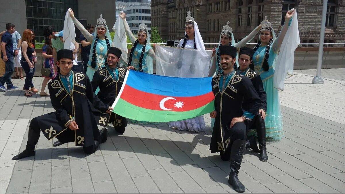 Пускают в азербайджан. Азейбарджанцы нация. Азербайджан народ. Азербайджанцы народ. Азербайджанские люди.