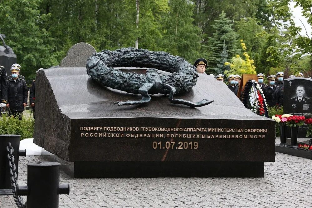 Памятник морякам подводникам в Мурманске. Серафимовское кладбище Курск мемориал. Подводная лодка Курск Серафимовское кладбище. Памятник Видяеву в Видяево.