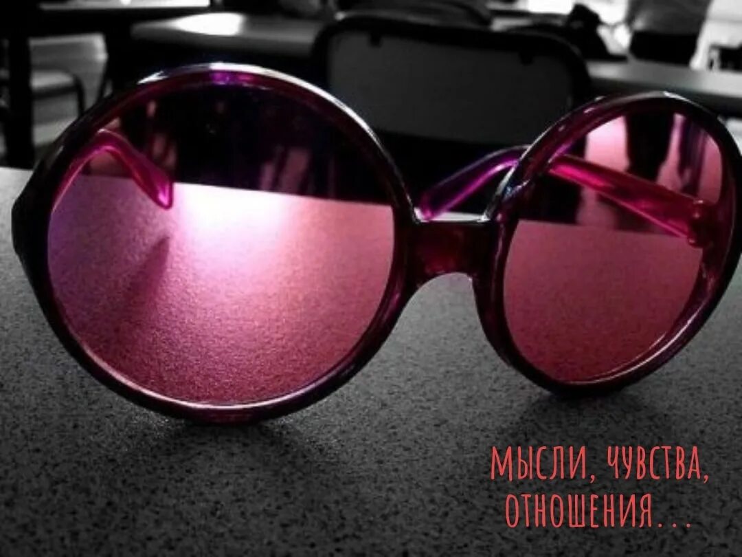 Розовые солнцезащитные очки. Черно розовые очки. Очки женские солнцезащитные черно-розовые. Розовые и черные очки.