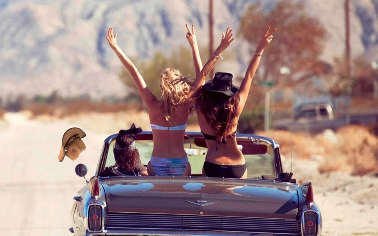 Парень девушка угнала. Угонщица авто. Девушка в машине в тойоте витц. Две девушки в кабриолете. Три девушки в кабриолете.