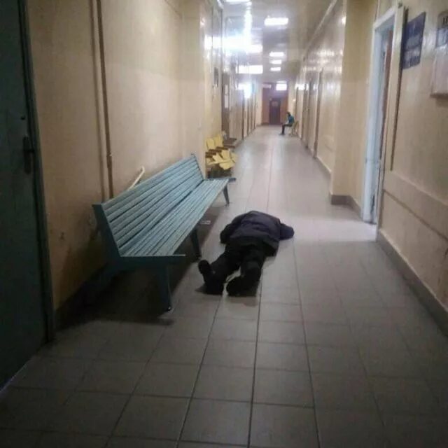 Я сижу в коридоре выстланном