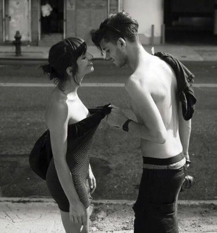 Девушка на четвереньках. Объятия на кухне. Залез девушке головой. Влезть в окно. Сестренка застряла в стиральной машинке.