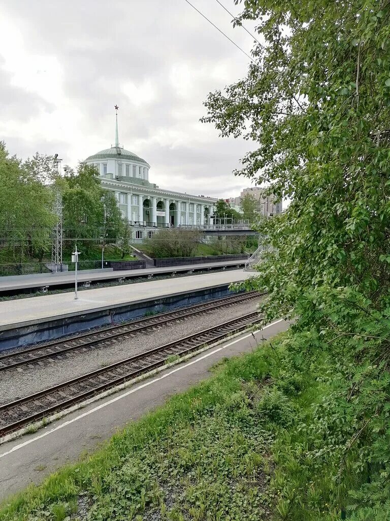 Жд мурманск телефон. Железнодорожный вокзал Мурманск. Мурманск (станция). Железнодорожный вокзал Мурманск улица Коминтерна 14. Вокзал Мурманск платформы.