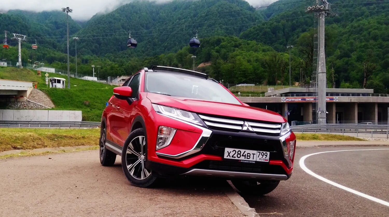 Mitsubishi life. Grand Cross машина. Митсубиси Эклипс кросс 2018 ночью. Eclipse Cross Gray. Рокфорд Фосгейт у Эклипс кросс.