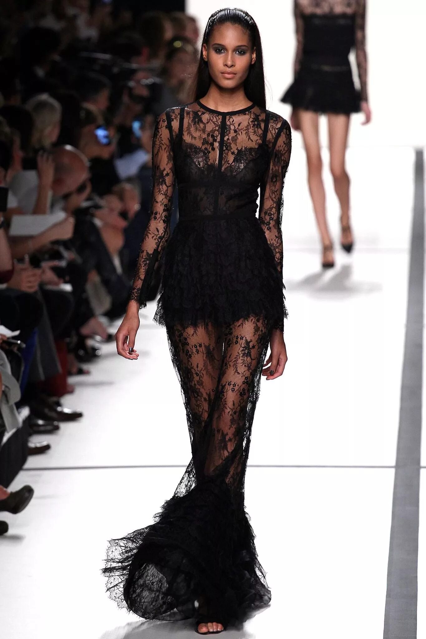 Elie Saab ss2014. Elie Saab Spring Summer 2014. Эли Сааб подиум. Elie Saab платье черное. Черный подиум