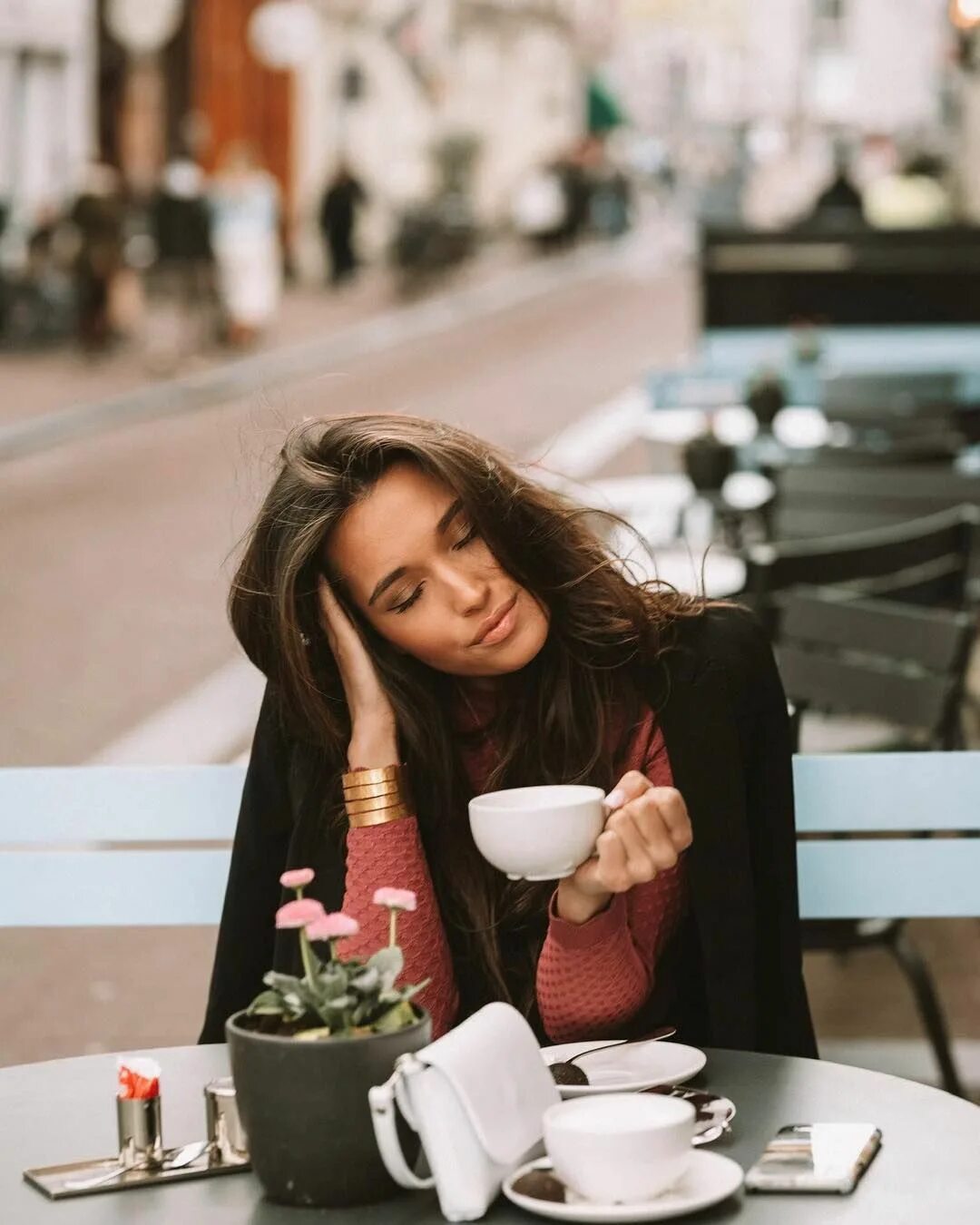 Девушка пьет кофе. Фотосессия в кофейне. Девушка с чашкой кофе. Фотосессия с чашкой кофе. Красивый попить