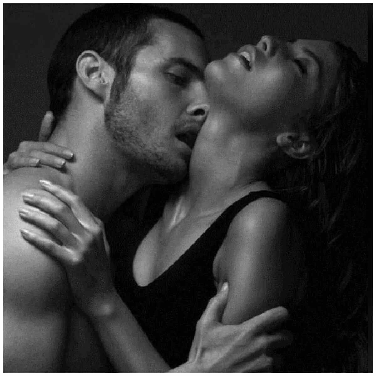 Очень страстные объятия. Страстные объятия. Мужчина и женщина сопасть. Пара страсть. Очень страстные объятия.