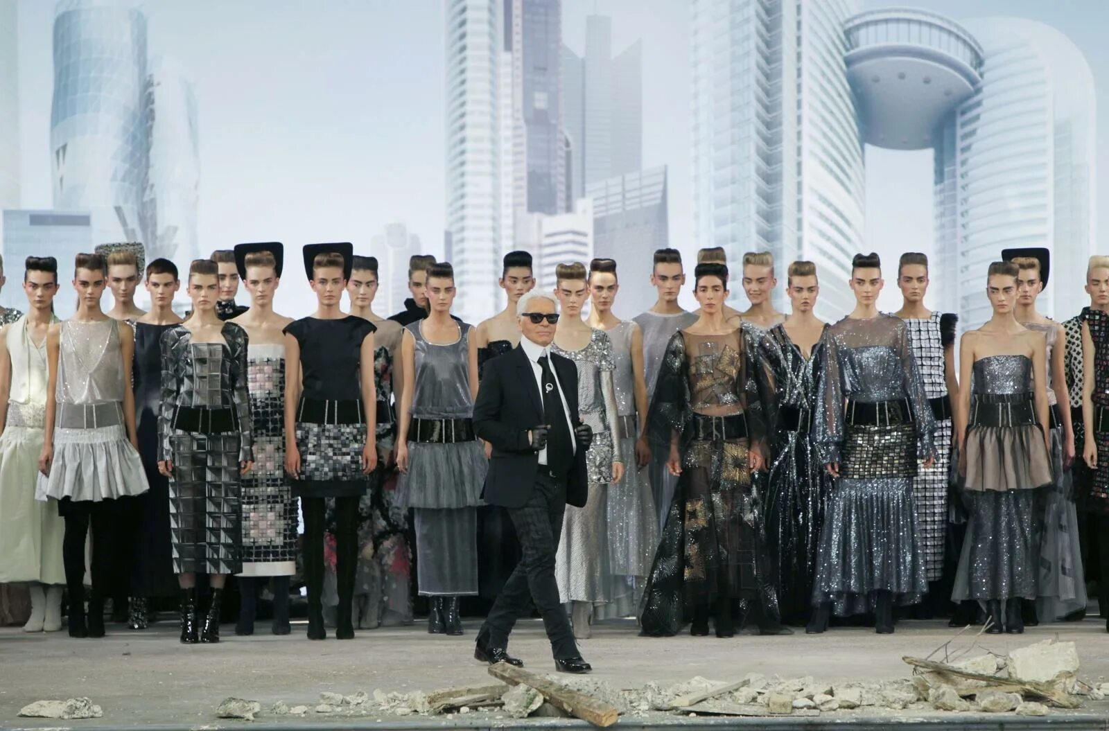 Эли сааб парижская неделя моды. Пьер карден дизайнер. Пьер карден в молодости. Шанель дизайнер карл лагерфельд. Модельеры франции.