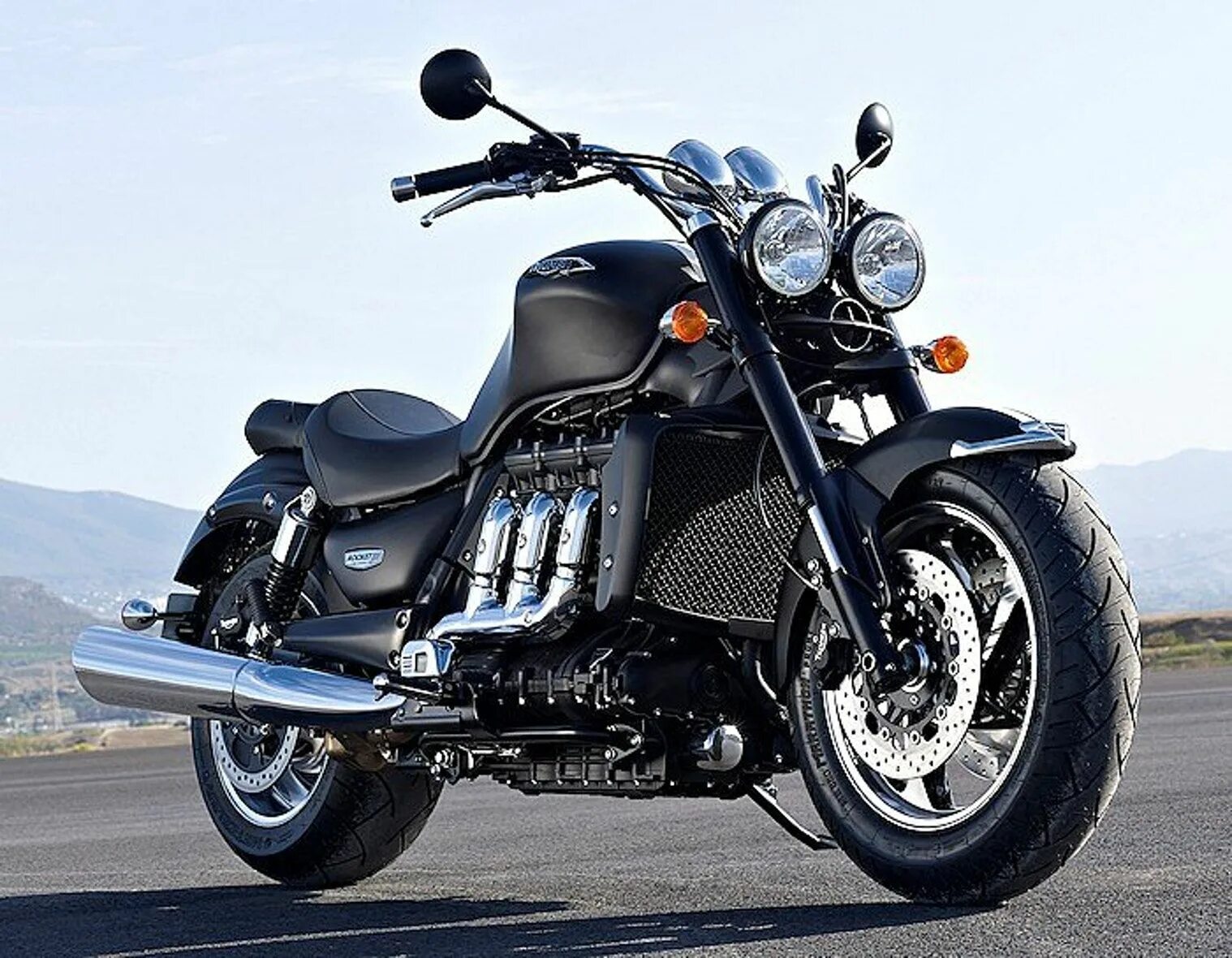 Триумф три. Triumph rocket 3 2015. мотоцикл триумф 2.3 литра. триумф рокет корбин. мотоцикл триумф рокет.