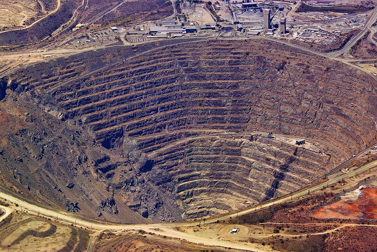 Какая добыча юар. Медный рудник Эскондида Чили. Медный карьер Токепала. Горнодобывающая промышленность ЮАР. Железорудные месторождения ЮАР.