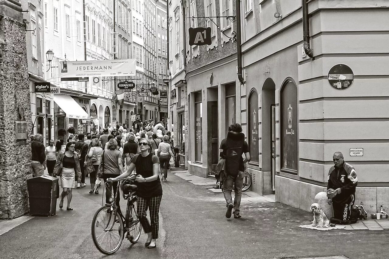 I live in city in street
