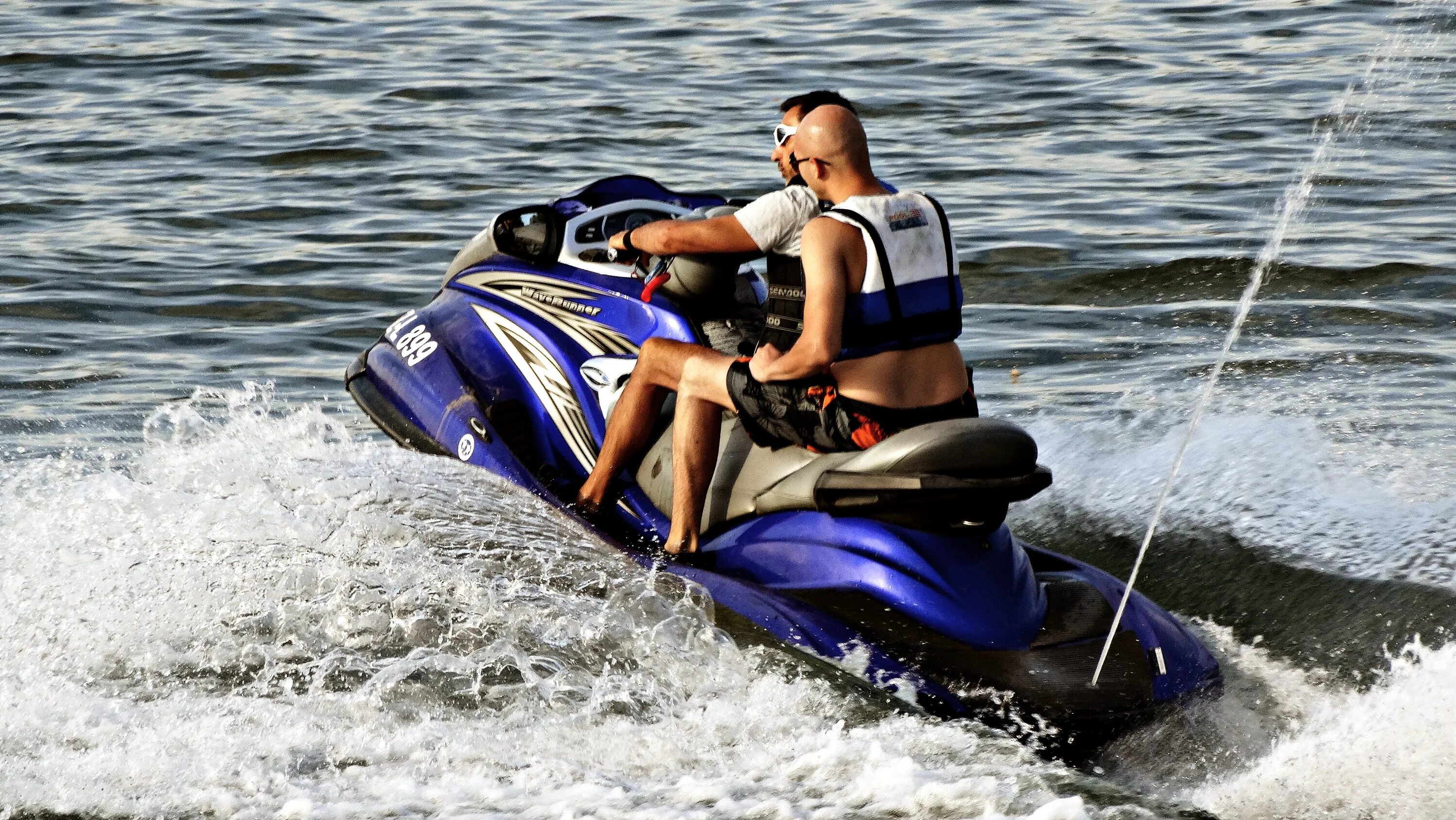 Можно ли ездить на лодке. Гидроцикл. Водный скутер. Водный мотоцикл на воде. Катание на аквабайке.
