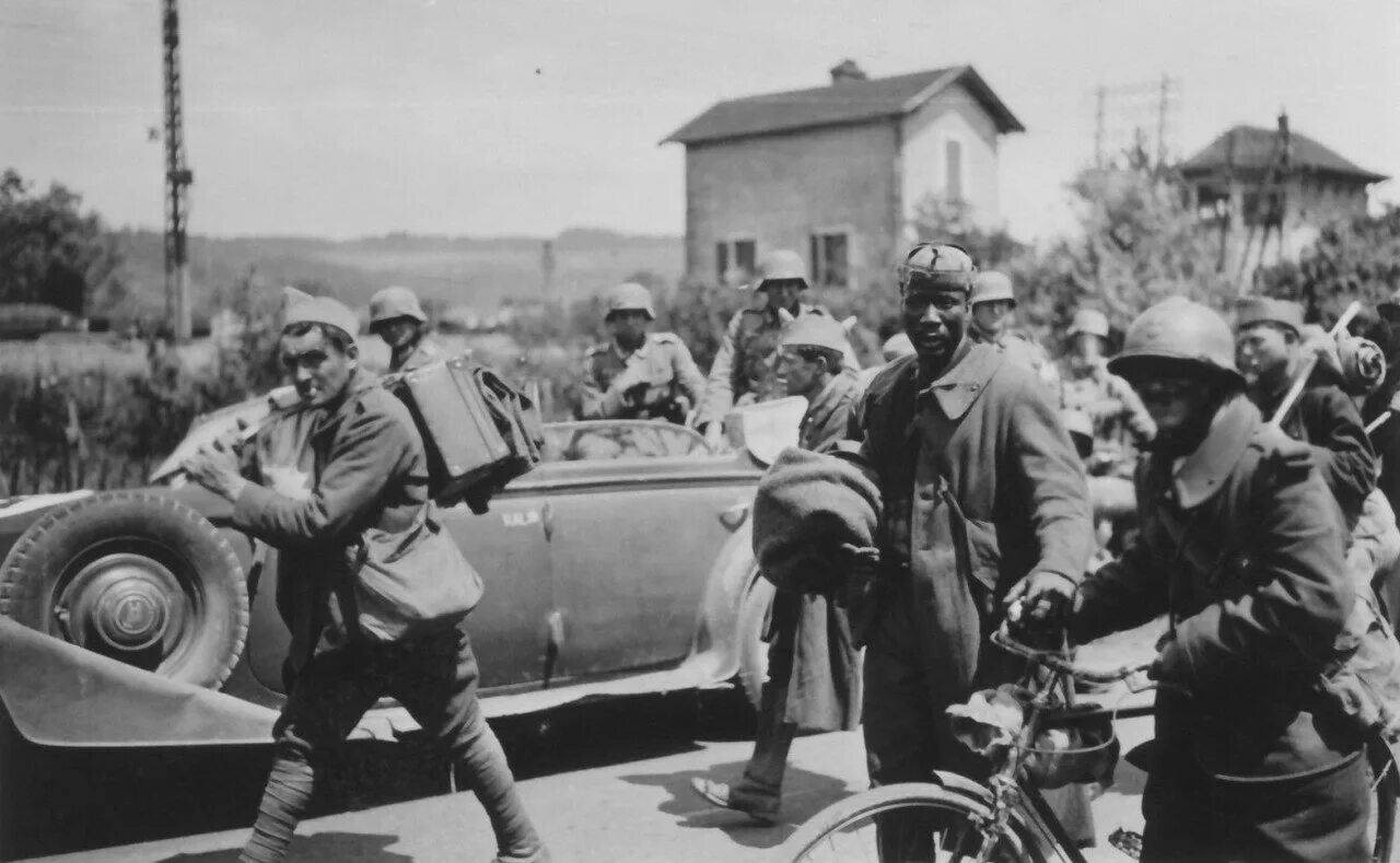 Капитуляция франции во второй. Капитуляция Франции 1940. Пленные французские солдаты 1940. Падение Франции 1940. Немецкие солдаты в Париже 1940.