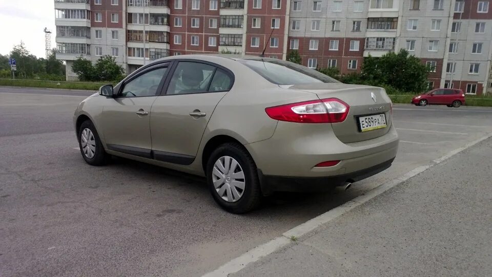 Рено Флюенс седан 2010. Renault Fluence 2013. Рено Флюенс 2013 бежевый. Флюенс Рено Флюенс бежевый. Рено флюенс купить механика