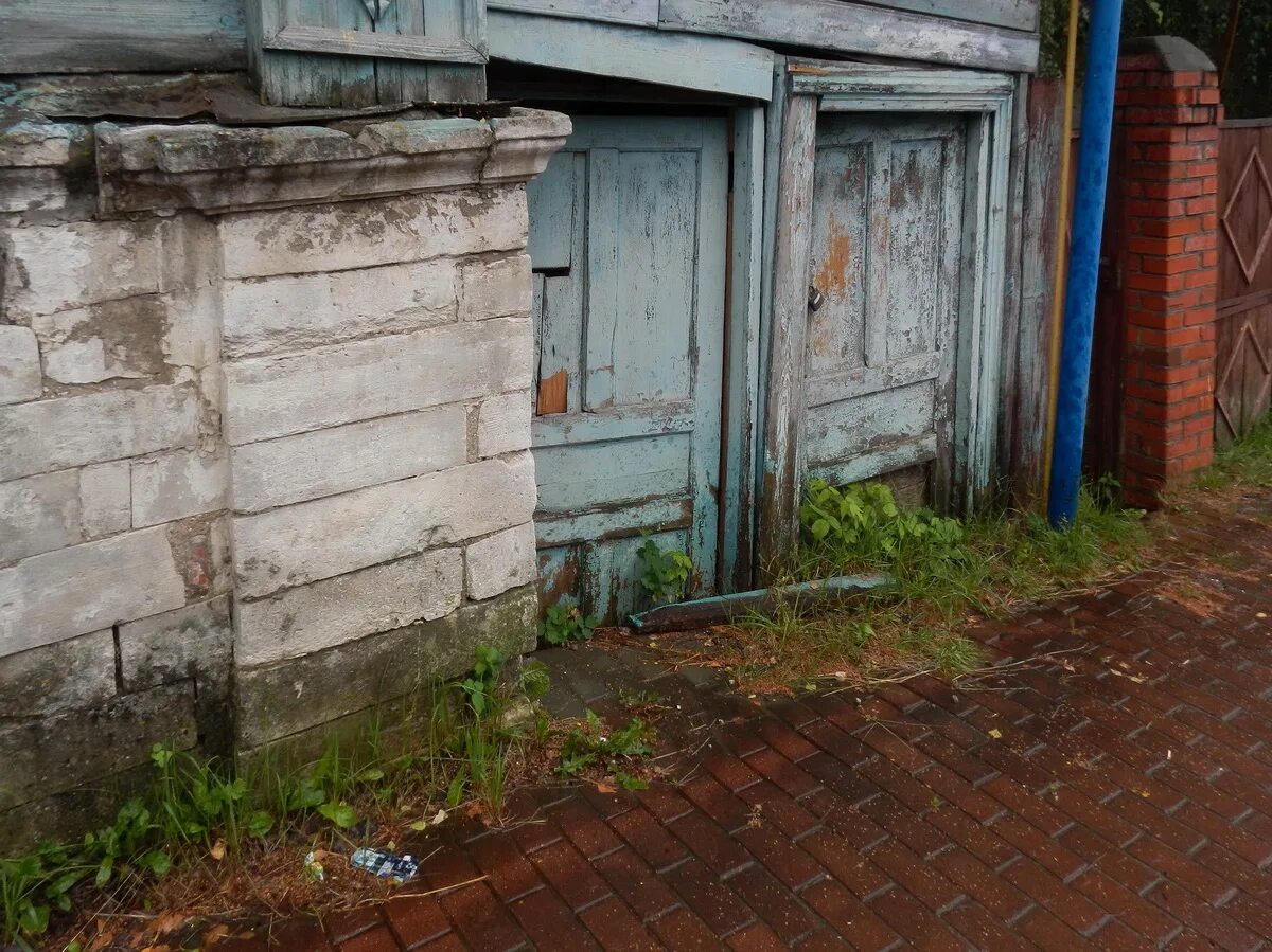 Дома вросшие в землю. Старые вросшие в землю здания снова. Старый дом вросший в землю. Дома вросшие в землю иркутск. Старые вросшие в землю здания снова.