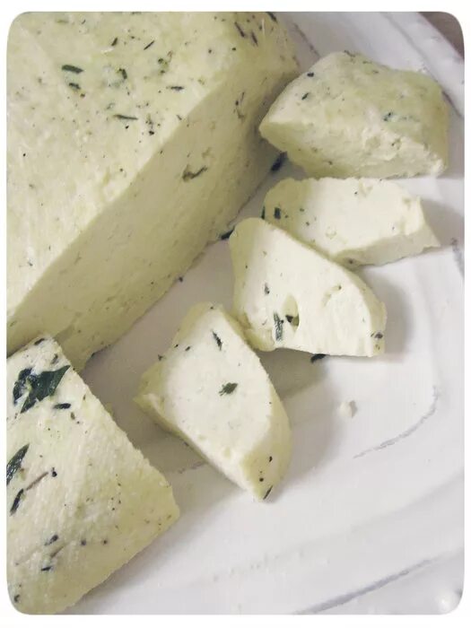 Домашний сыр с шампиньонами. Мклац панир. панир с базиликом. панир cheese nan. пряный домашний сыр.