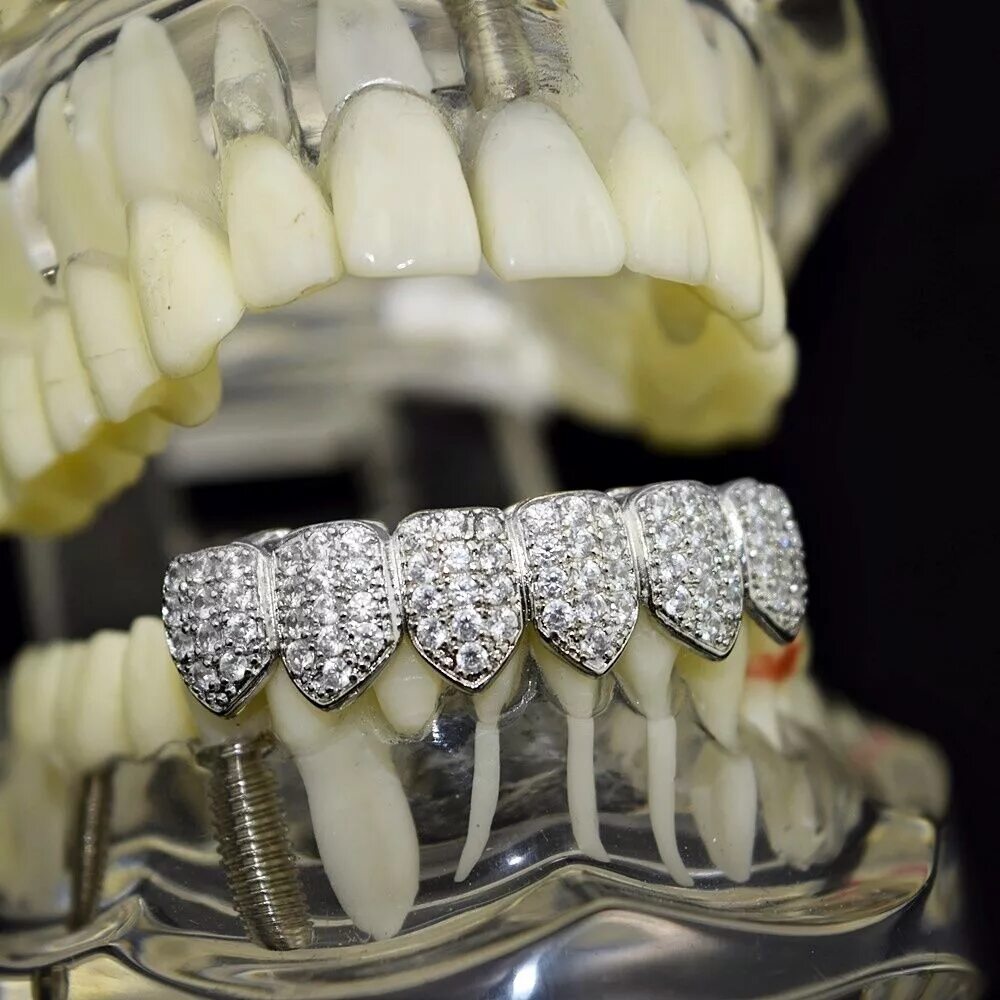 Грилсы. Грилсы. Серебряные грилзы на клыки. Грилсы. Грилзы бриллиантовые.