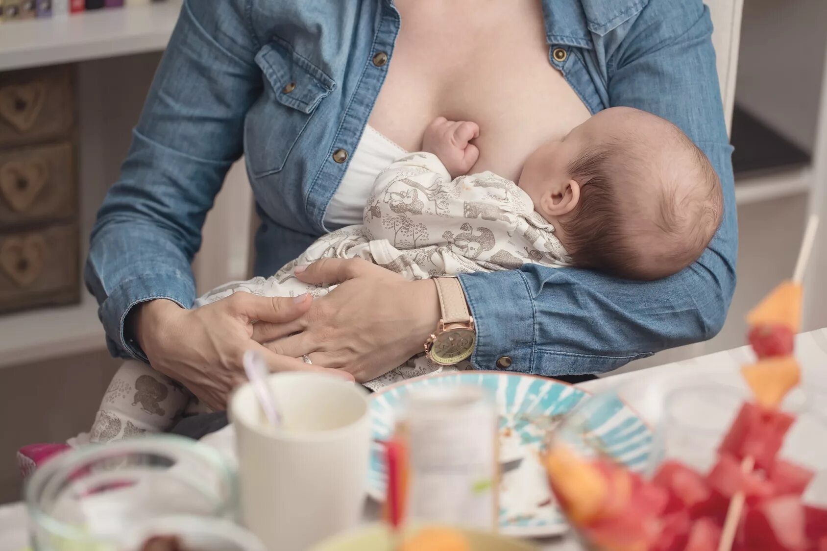Лактация. Кормление грудью. Кормление ребенка грудью. Кормящая мама. Мама кормит ребенка грудью.