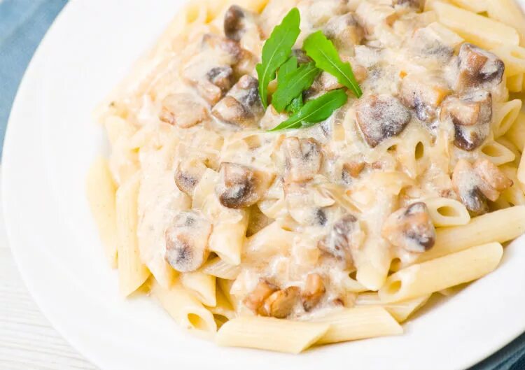 шампиньоны в сливочном соусе с сыром. картошка с грибами в сметанном соусе. шампиньоны запеченные в сметанном соусе. соус с грибами. куриное филе с грибами в сливочном соусе.