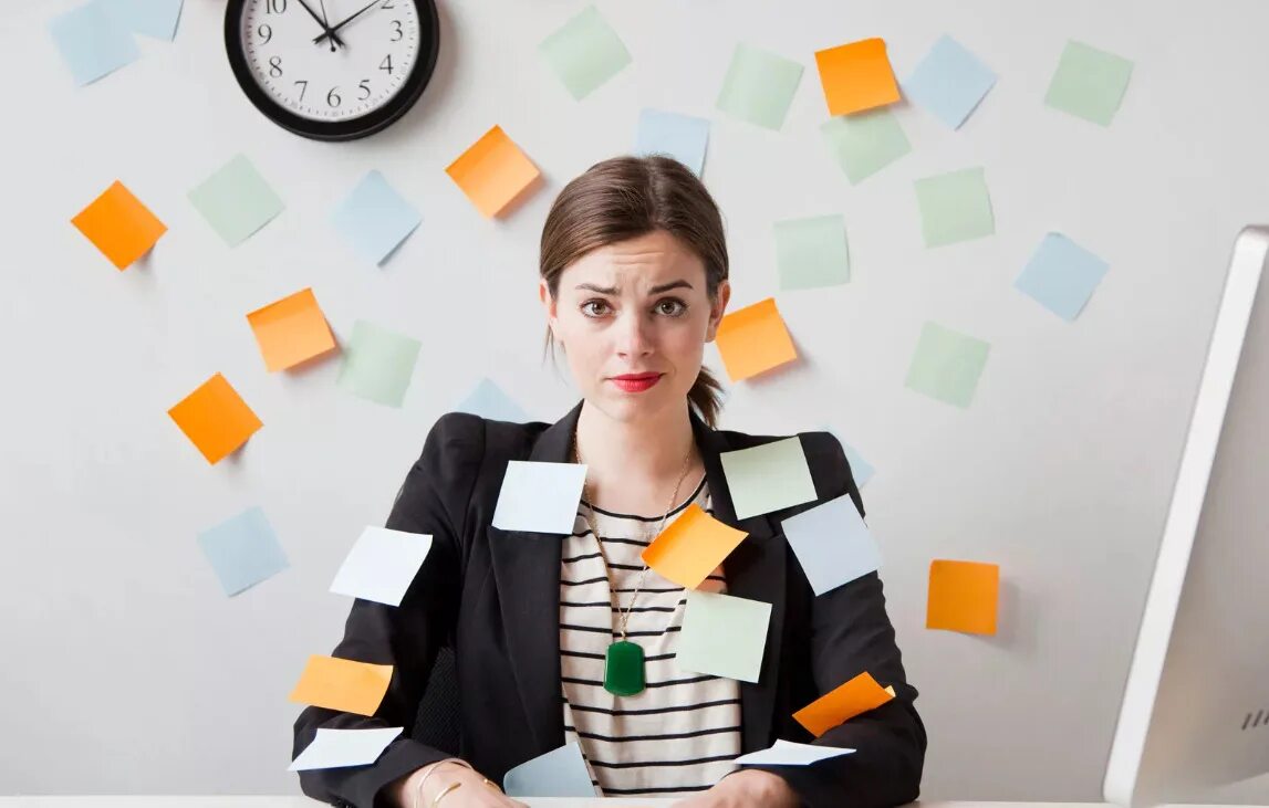 Офисный работник. Многозадачность женщины. Занятая девушка. Менеджер. Статусы про друзей.